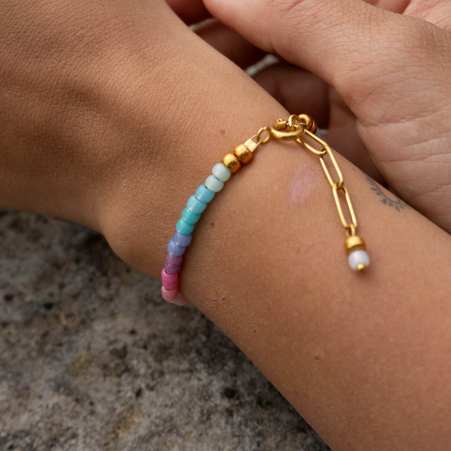 Buntes Perlenarmband 'Rainbow Dreams' mit Farbverlauf